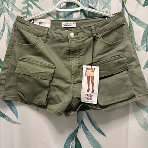 Vanilla Star Green Cargo Shorts with Classic Design